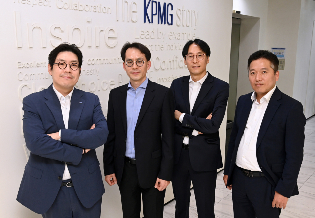 삼정KPMG ESG비즈니스그룹 내 정보공시·인증 CoE 담당 파트너 회계사들이 서울 강남구 강남파이낸스센터에서 포즈를 취하고 있다. 김시우(왼쪽부터) 상무, 황정환 상무, 김진귀 전무, 정재욱 상무. /권욱 기자