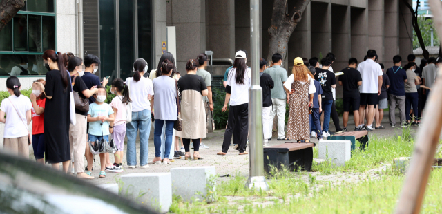 19일 오전 대전시 서구 만년동 서구보건소에 마련된 신종 코로나바이러스 감염증(코로나19) 선별진료소를 찾은 시민들이 검사를 받기 위해 대기하고 있다./연합뉴스