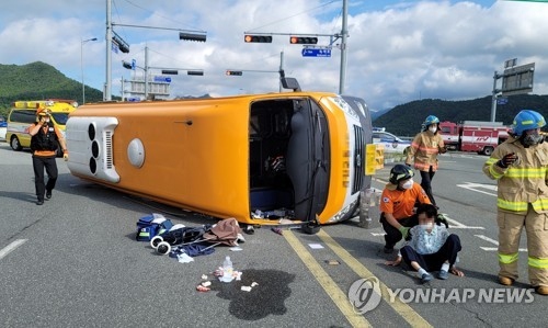 19일 오전 전남 강진군 성전면의 한 교차로 인근 도로에서 2.5톤 트럭과 추돌한 군내버스가 옆으로 넘어져 36명이 크고 작은 부상을 당한 것으로 파악됐다. 사진은 사고 현장에서 부상자를 구조해 이송하는 119 구조·구급대의 모습 /사진=연합뉴스