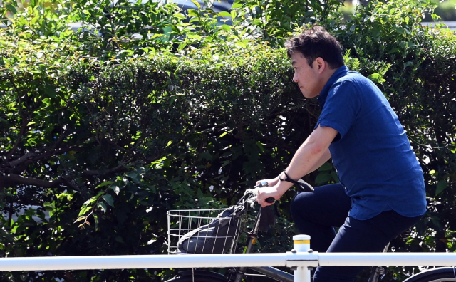 2020도쿄올림픽을 나흘 앞둔 19일 도쿄타워 인근에서 한 시민이 마스크를 벗은 채로 자전거를 타고 있다. 현재 도쿄에는 네번째로 '긴급사태'가 선언된 상태지만 실외 마스크착용에 대한 의무화는 규정되어 있지 않다. /도쿄=올림픽사진공동취재단