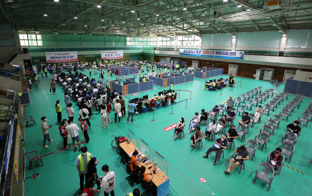 19일 오후 광주 북구 예방접종센터에서 고등학교 3학년과 교직원들이 화이자 백신을 접종받고 있다. /연합뉴스