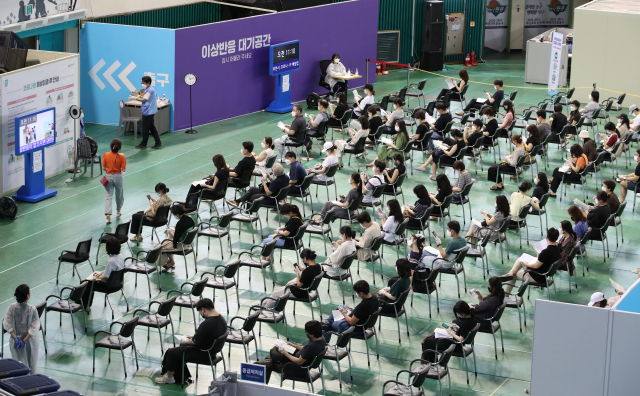 고등학교 3학년 학생들과 교직원 등을 대상으로 한 백신 1차 접종이 시작된 19일 경기 부천체육관에 마련된 예방접종센터가 붐비고 있다. /연합뉴스