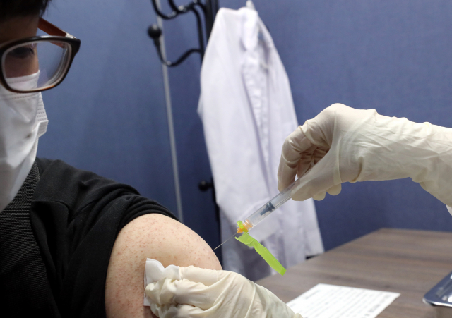 19일 부산 부산진구 코로나19 예방접종센터에서 의료진이 고등학교 3학년 수험생에게 백신을 접종하고 있다./연합뉴스