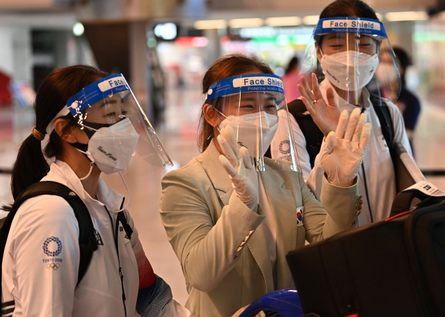 여서정(가운데) 선수 등 대한민국 올림픽 대표선수단이 19일 일본 나리타 공항 입국장으로 들어서며 환영객들에게 손을 흔들고 있다./도쿄=올림픽사진공동취재단