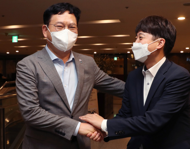 송영길·이준석, 내일 첫 TV토론…재난지원금·여가부 폐지 등 다룬다