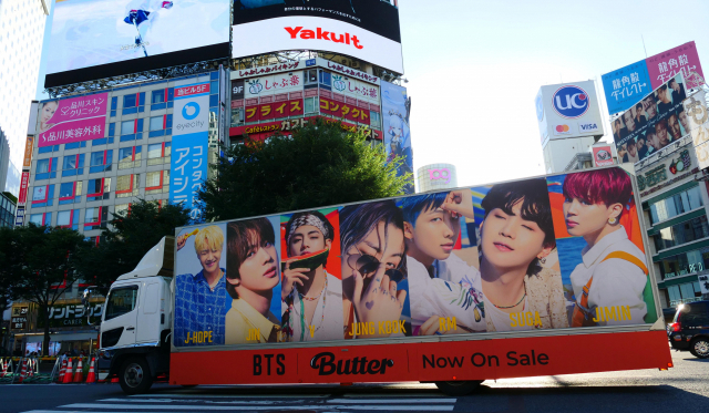 [도쿄올림픽]도쿄의 상징 시부야 스크램블 지나는 BTS 홍보 차량