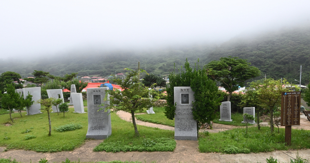 흑산도 사리 유배문화공원에는 고려시대부터 유배된 이들의 추모비가 세워져 있다.