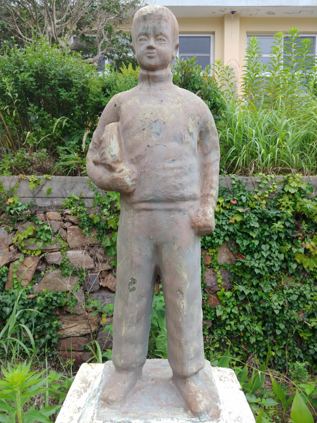 지난 2015년에 폐교된 흑산국민학교 서분교 운동장에 이승복 동상이 남아 있다.