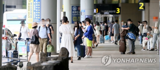 관광객으로 붐비는 제주공항 내부 모습 /연합뉴스