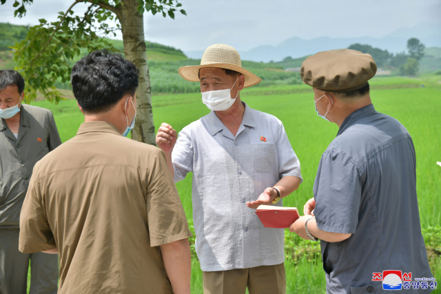 북한 김덕훈 내각총리가 동해지구를 방문해 농업 활동과 관련 발언하고 있다./연합뉴스