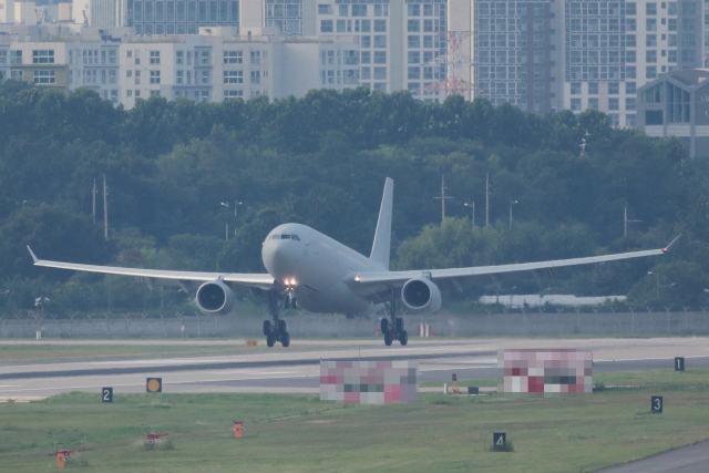 해외 파병 청해부대 34진 부대원들을 긴급 후송한 우리 공군의 다목적 공중급유수송기(KC-330)가 20일 오후 서울공항에 착륙하고 있다. /연합뉴스