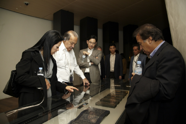 지난 2012년 이재용(왼쪽 세 번째) 삼성전자 부회장이 리움미술관을 방문한 멕시코 최대 부호 카를로스 슬림(〃 두 번째) 회장을 안내하고 있다. /사진 제공=삼성