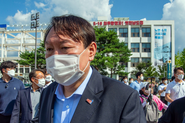 윤석열 전 검찰총장이 지난 17일 광주 동구 옛 전남도청 별관 방문을 마친 뒤 자동차로 이동하고 있다. / 연합뉴스