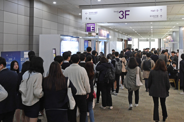 청년들이 일자리 박람회장에 들어가기 위해 줄을 서 있다. /서울경제DB