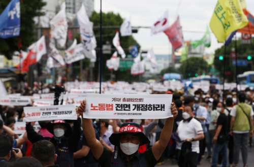 지난 3일 오후 종로3가에서 민주노총 조합원들이 노동법 전면 개정 등을 요구하며 도로를 점거한 채 전국노동자대회를 열고 있다./연합뉴스