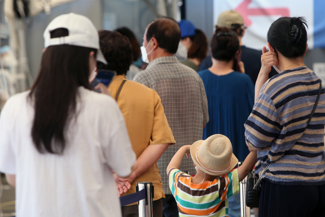 최근 수도권발 풍선효과와 델타 바이러스 유행으로 확진자가 집단 발생한 것과 관련해 20일 강원 강릉시보건소 선별진료소에서 시민들이 검사를 기다리고 있다. /연합뉴스