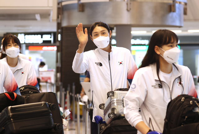 여자 배구 대표팀 주장 김연경(가운데)이 20일 나리타 공항을 통해 입국하며 손을 흔들고 있다. /연합뉴스