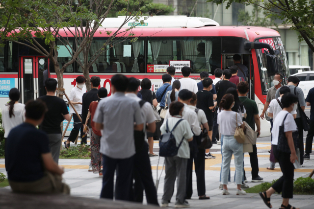 사회적 거리 두기 4단계 시행 첫날인 지난 12일 오후 퇴근 시간 시민들이 서울 광화문 인근에서 버스를 기다리고 있다. /연합뉴스