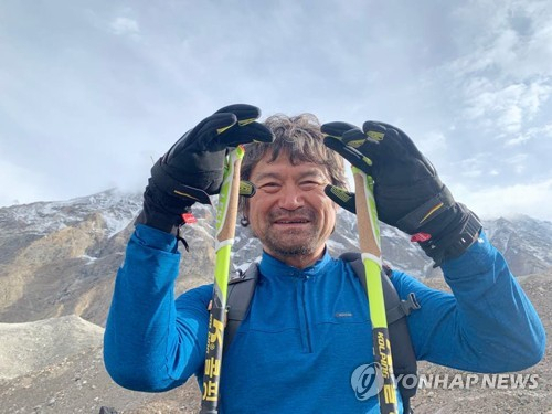 김홍빈 대장이 장애인 최초로 히말라야 14좌 완등에 성공하고 포즈를 취하고 있다. /사진 제공=광주시산악연맹