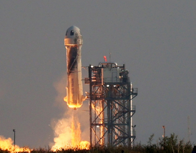 20일(현지 시간) 미국 텍사스에서 블루오리진의 ‘뉴 셰퍼드’ 로켓이 날아오르고 있다./AFP연합뉴스