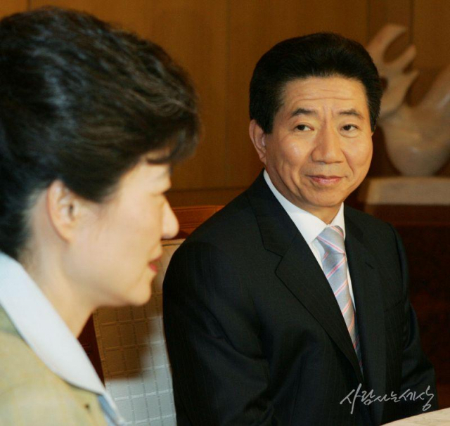 노무현 대통령이 2005년 9월 7일 박근혜 당시 한나라당 대표와 ‘대연정’ 문제를 포함한 국정 전반 현안에 대해 논의하고 있다. / 사진제공=사람사는 세상