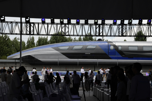 20일 ‘설계 시속 600km’의 자기부상열차가 중국 칭다오에서 공개되고 있다. /신화연합뉴스