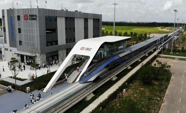 20일 ‘설계 시속 600km’의 자기부상열차가 중국 칭다오에서 공개돼 시험구간을 주행하고 있다. /신화연합뉴스