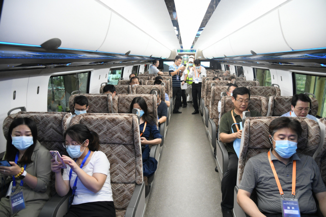 20일 중국 칭다오에서 공개된 ‘설계 시속 600km’의 자기부상열차의 내부 모습. /신화연합뉴스