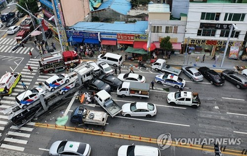 지난 20일 오전 8시56분께 전남 여수시 광무동 한재사거리에서 승용차 탁송 차량과 승용차 여러대가 충돌해 119 구조대원들이 현장을 정리하고 있다. 이 사고로 횡단보도를 건너던 노인 3명이 숨지고 16명이 중경상을 입어 치료를 받고 있다. /사진=연합뉴스