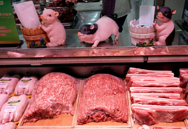 중국 베이징의 한 육류 판매점에 돼지고기가 진열돼 있다. /로이터연합뉴스