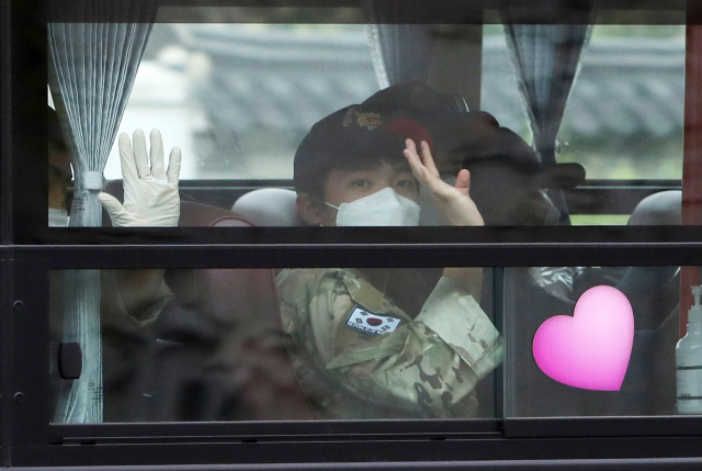 지난 20일 오후 성남 서울공항을 통해 귀국한 청해부대 34진 장병들이 버스를 타고 격리·치료 시설로 이송되고 있다. /연합뉴스