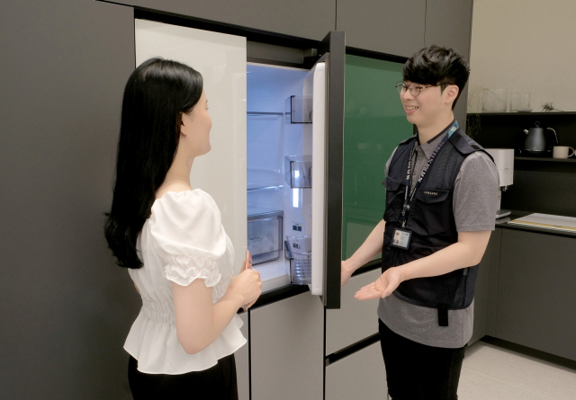삼성전자서비스 수리 엔지니어가 고객의 삼성전자 냉장고 제품을 점검하고 있다. /사진 제공=삼성전자서비스