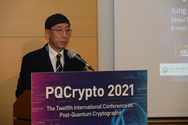 ETRI 김명준 원장이 국제학술대회 'PQCrypto 2021'에 참석해 환영사를 하고 있다. 사진제공=ETRI