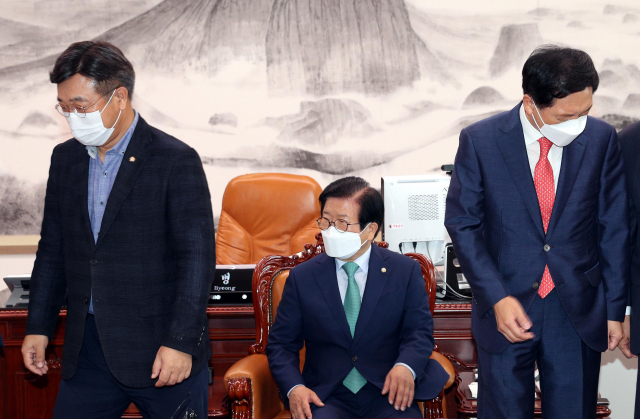 윤호중 더불어민주당 원내대표(왼쪽)와 김기현 국민의힘 원내대표(오른쪽)가 21일 서울 여의도 국회에서 열린 박병석 국회의장(가운데) 주재 회동에서 기념사진을 촬영하고 자리로 돌아가고 있다. /성형주기자