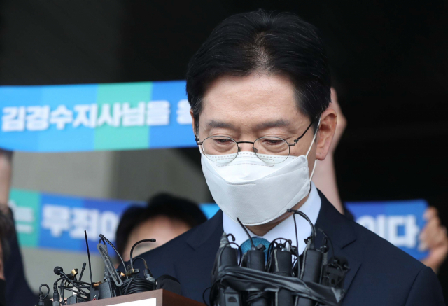 '드루킹 댓글 여론 조작' 사건에 연루돼 징역 2년이 확정된 김경수 지사가 21일 경남도청에서 입장 표명 중 생각하고 있다./연합뉴스