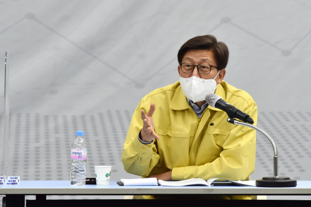 박형준 부산시장이 주력 제조업의 코로나19 위기 극복을 위한 비상경제대책회의를 주재하고 있다./사진제공=부산시