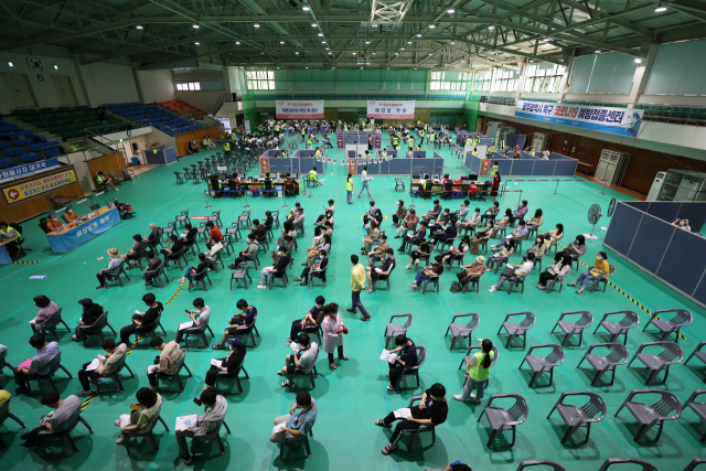 지난 19일 오후 광주 북구 예방접종센터에서 고등학교 3학년과 교직원들이 화이자 백신을 접종받고 있다./연합뉴스