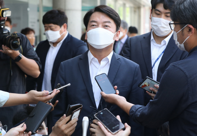 안철수 국민의당 대표가 21일 대구 중구 계명대학교 대구동산병원을 방문한 자리에서 취재진의 질문에 답하고 있다./연합뉴스