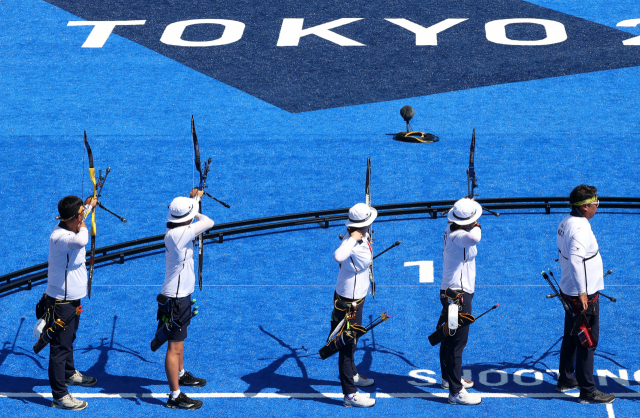 한국 양궁 대표팀 선수들이 21일 일본 도쿄 유메노시마공원 양궁장에서 훈련하고 있다. /도쿄=권욱 기자