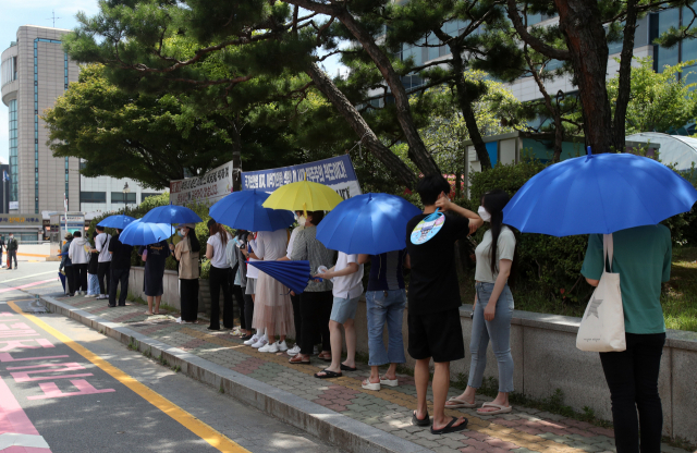21일 광주 광산구보건소 선별진료소에서 코로나19 검사를 받으려는 시민들이 줄 서 있다. /연합뉴스
