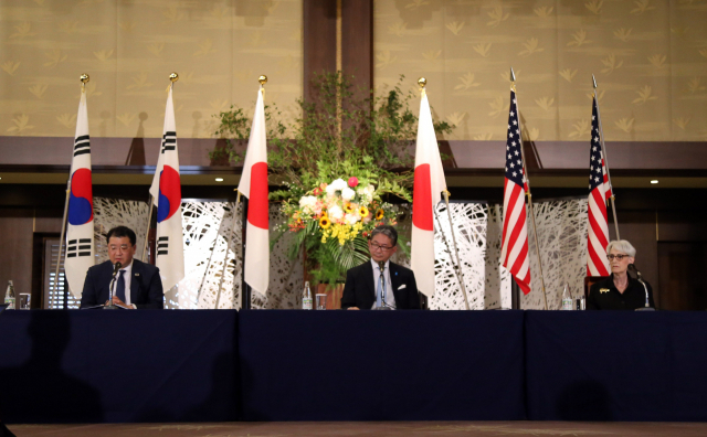 최종건 한국 외교부 1차관(왼쪽), 웬디 셔먼 미국 국무부 부장관(오른쪽), 모리 다케오 일본 외무성 사무차관(가운데)이 21일 오전 일본 도쿄 외무성 이쿠라 공관에서 한미일 외교차관 협의를 마치고 공동 기자회견을 하고 있다. /연합뉴스