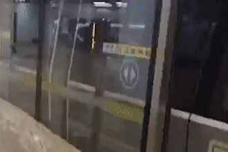 [영상] 물폭탄에 지하철이 잠겼다…中정저우서 12명 숨져