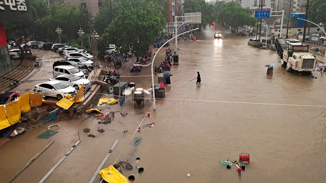 기록적인 폭우가 내린 중국 허난성 정저우 시내가 21일 물 속에 잠겨 있다./로이터연합뉴스