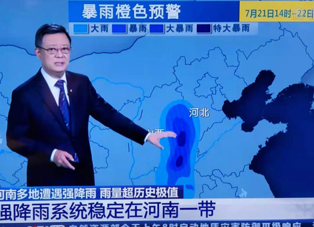 21일 오후 2시(현지시간) 중국 기상캐스터가 기상도를 안내하고 있다. 허난성에 폭우를 뿌린 비구름대가 베이징쪽으로 북상하고 있는 모습이다. /CCTV