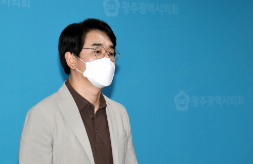 더불어민주당 대권 주자인 박용진 후보가 21일 광주시의회에서 기자회견을 열고 있다. /연합뉴스