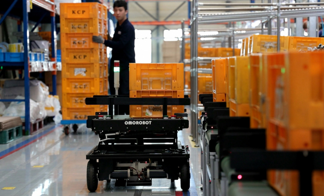 경기 반월시화국가산업단지의 한 업체에서 자율운반로봇이 생산품을 운반하고 있다. /사진 제공=산단공