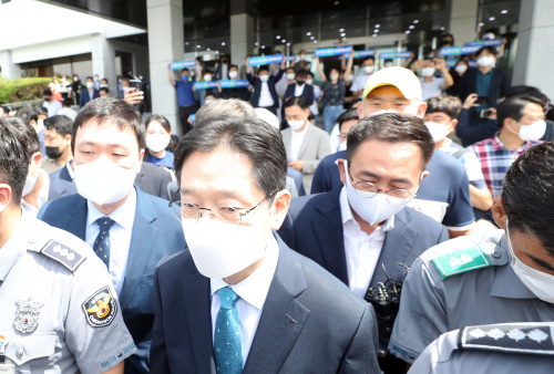 '드루킹 댓글 여론 조작' 사건에 연루돼 징역 2년이 확정된 김경수 경남도지사가 21일 오전 경남도청을 나서고 있다. /연합뉴스