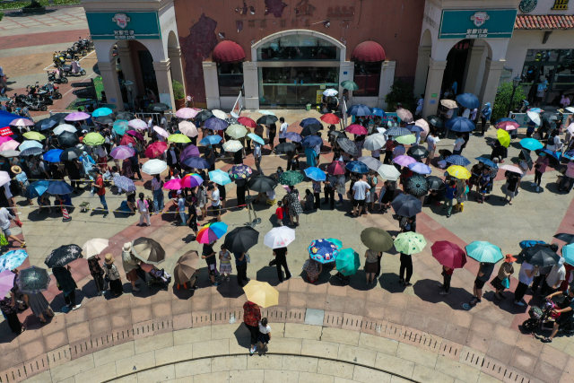 21일 중국 장쑤성 난징 시민들이 코로나19 진단검사를 받기 위해 한 검사소 앞에 길게 줄을 서 있다. /신화연합뉴스