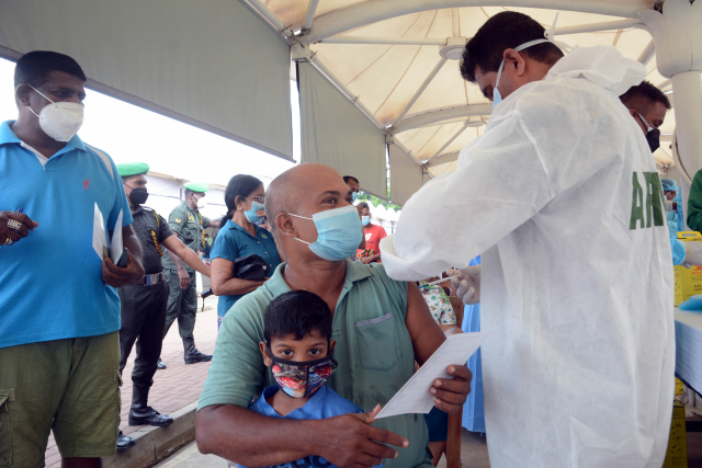 14일(현지시간) 스리랑카의 콜롬보 지역 백신 접종 센터에서 한 남성이 중국 시노팜의 신종 코로나바이러스 감염증(코로나19) 백신을 접종받고 있다. /신화연합뉴스
