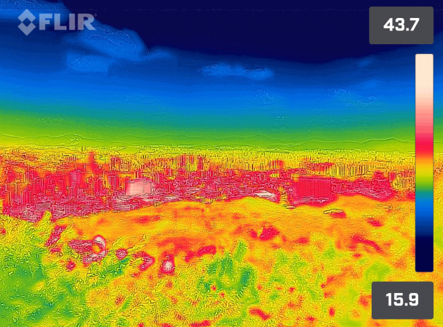 중복이자 전국 대부분 지역에 폭염특보가 발효된 21일 오후 서울 남산에서 열화상 카메라로 바라본 서울 도심이 붉게 물들어 있다. /연합뉴스